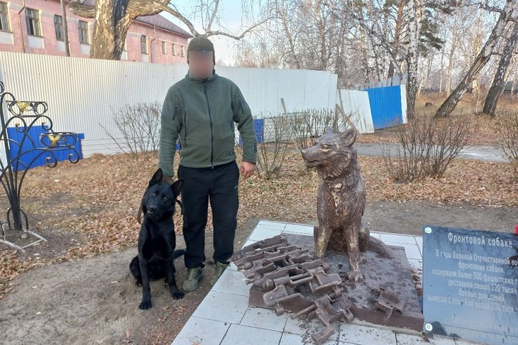 Щенок Доба возле памятника Донбассу