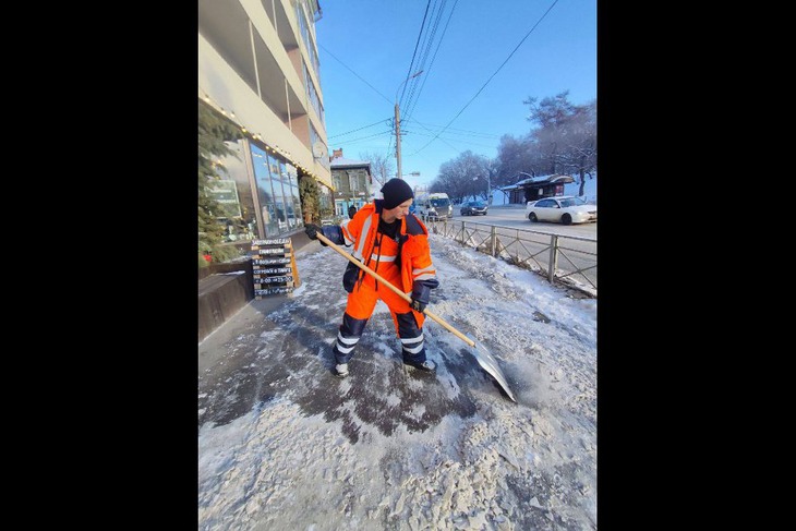 Уборка снега. Фото пресс-службы мэрии города