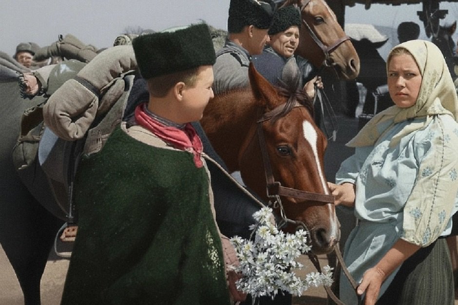 Казачки провожали мужей на войну с молитвой и особым обрядом, передавая повод коня из подола платья. Фото Ольги Ландер, РИА «Новости» Казачки провожали мужей на войну с молитвой и особым обрядом, передавая повод коня из подола платья. Фото Ольги Ландер, РИА «Новости»