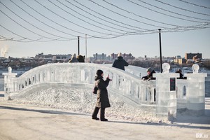На площадке также установили различные объекты изо льда. Фото Маргариты Романовой, IRK.ru