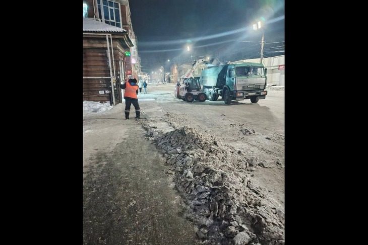 Уборка снега. Фото пресс-службы мэрии города