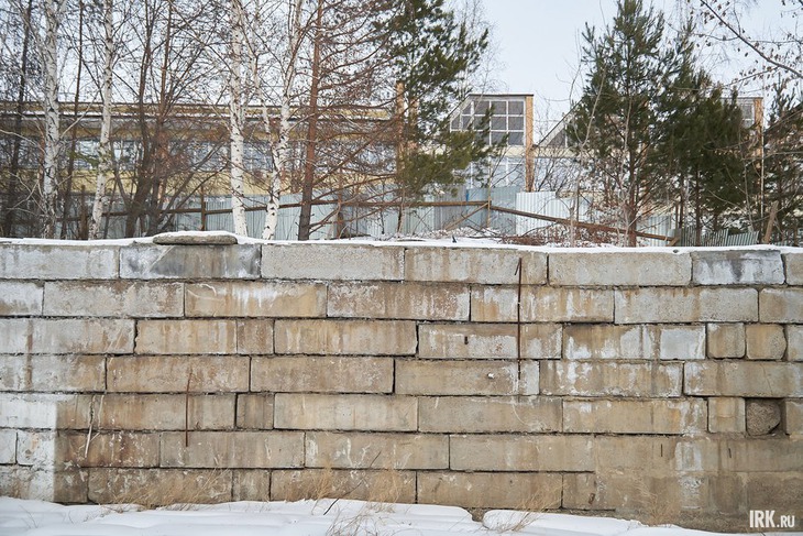 Также застройщик собирается вместо зеленых насаждений построить подпорную стену, чтобы не допустить движения грунта под домом на Безбокова, 9/3