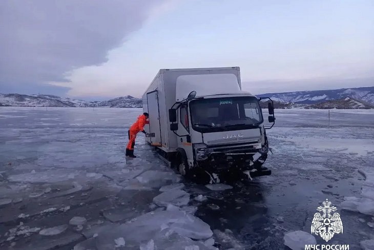 Провалившийся грузовик. Фото ГУ МЧС России по Иркутской области Провалившийся грузовик. Фото ГУ МЧС России по Иркутской области