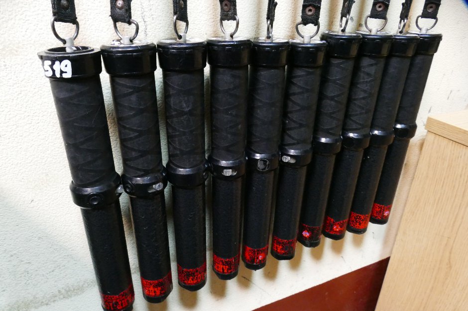 Устройство можно использовать и как контактно-ударное средство.