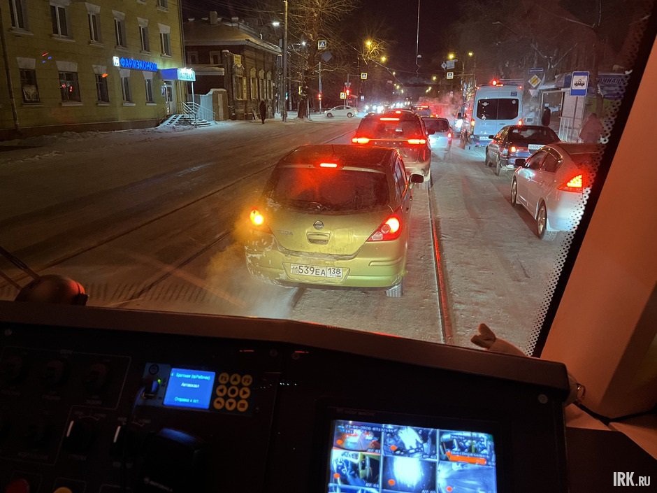 Автомобили на рельсах трамвая