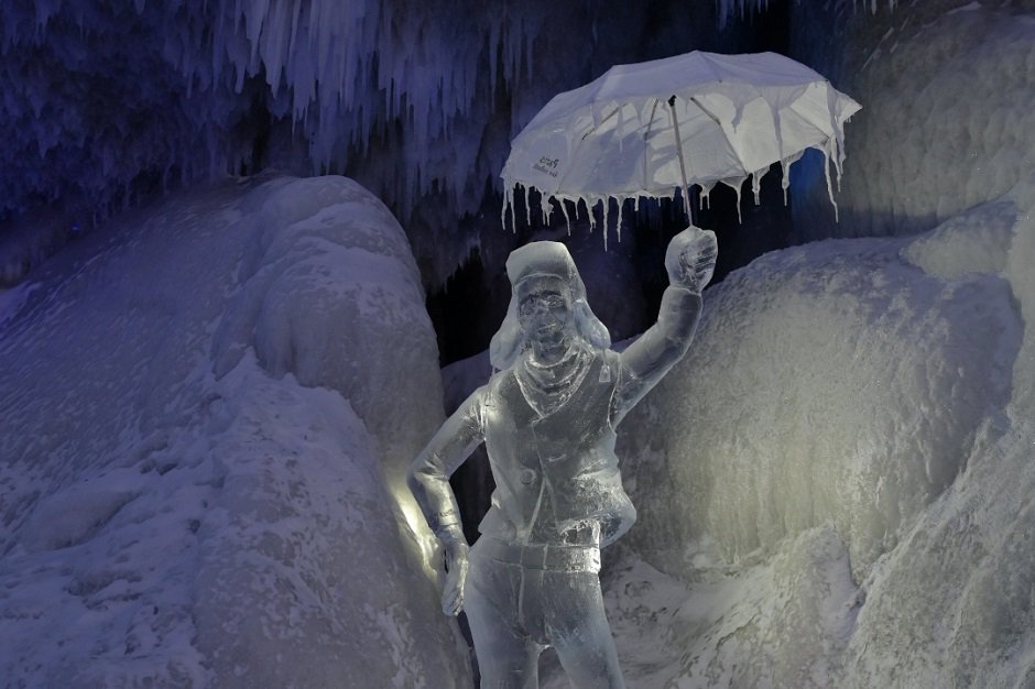 Скульптура держит в руках зонт