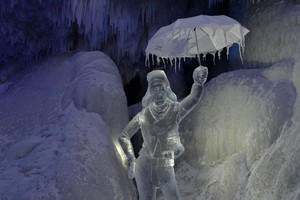 Скульптура держит в руках зонт