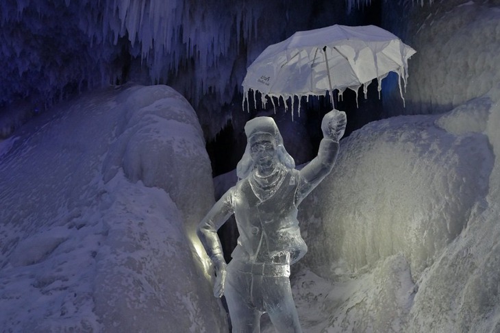 Скульптура держит в руках зонт