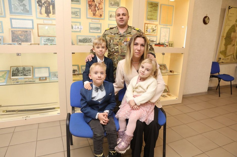 Владимир считает, что его основная опора – жена, дети и пробивной характер