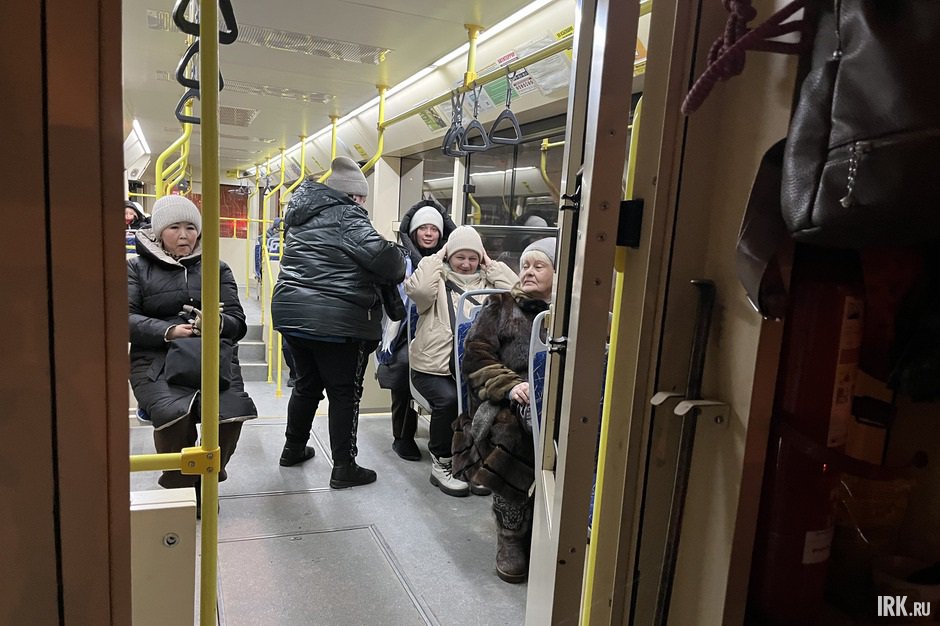 Вскоре вагон наполняется людьми