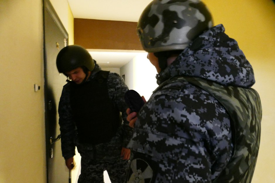 Дверь оказалась закрыта, замок целым и дверная ручка исправной