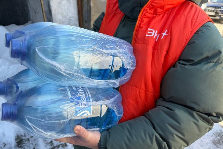 Жителям доставляют бутилированную воду