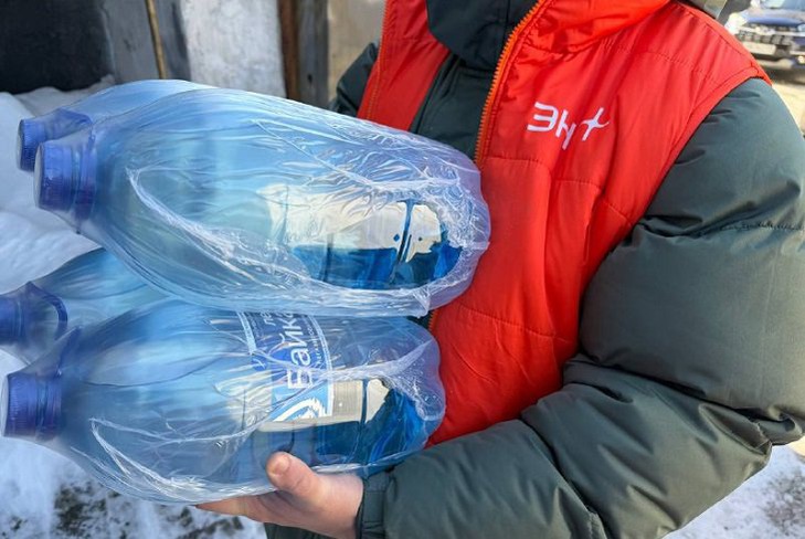 Жителям доставляют бутилированную воду