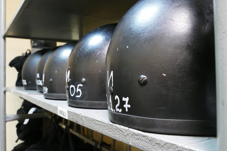 Стальной шлем черного цвета