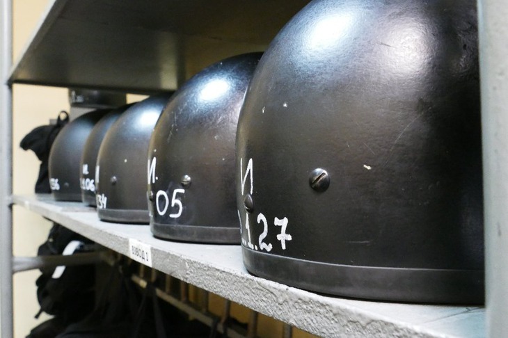 Стальной шлем черного цвета