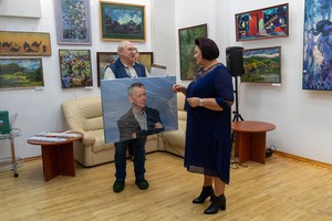 Александр Шудыкин передал портрет Валентина Распутина директору выставочного центра имени В.С. Рогаля. Фото предоставлено организаторами