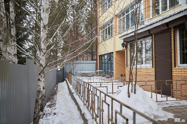 Дом обнесли забором