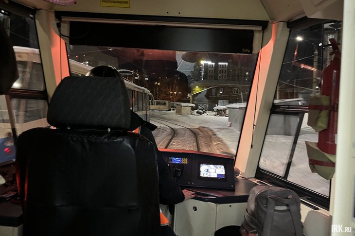 Трамвай выезжает из гаража