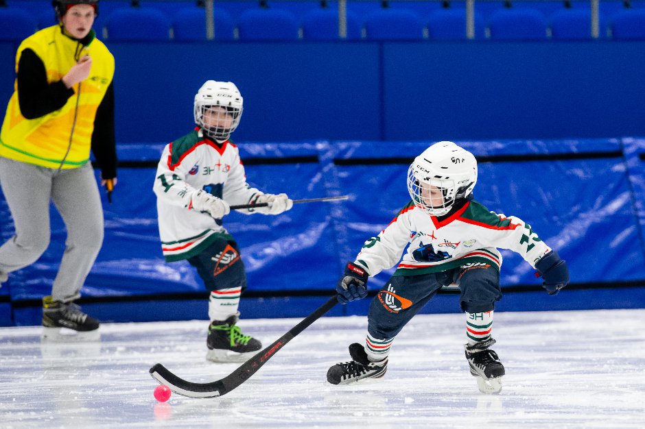 Так же, как в школе учат писать ручкой, мы потом учим играть клюшкой