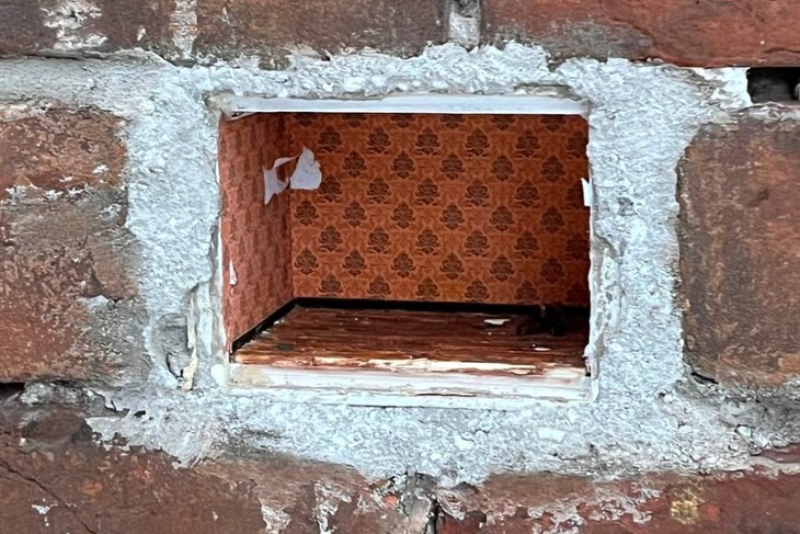 Поврежденная миниатюра. Фото пресс-службы администрации Иркутска