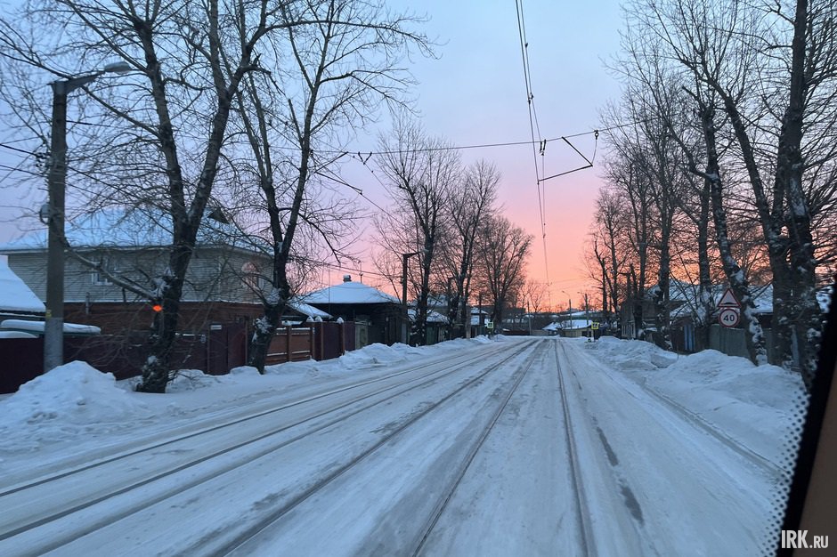 В кабине трамвая мы встретили красивый рассвет