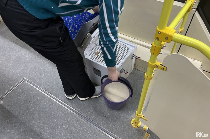 В специальные отсеки вагона засыпается песок