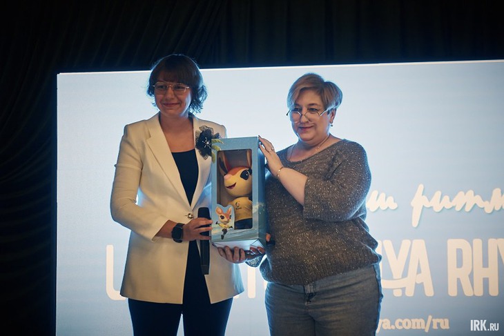 Посетительница получила оленя Яя