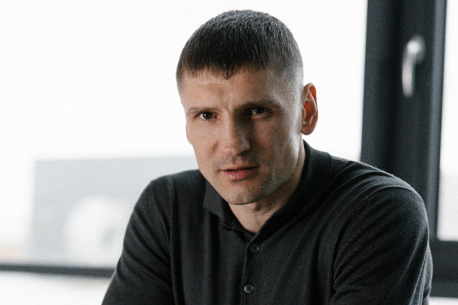 Пока другие искали причины пропустить занятие, он трижды в неделю стабильно приезжал в зал, доказывая серьезность своих намерений делом, а не словами