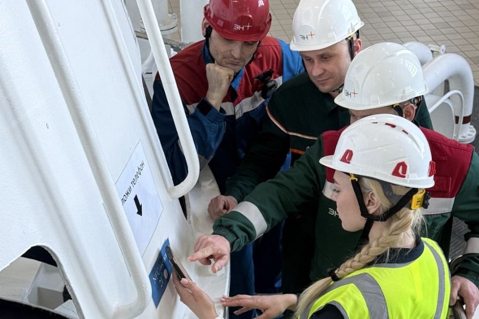 Работники Иркутской ГЭС. Фото Эн+