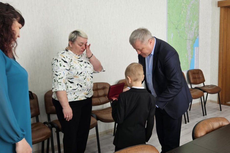 Вручение награды. Фото из телеграм-канала мэра Казачинско-Ленского района Игоря Потапова Вручение награды. Фото из телеграм-канала мэра Казачинско-Ленского района Игоря Потапова