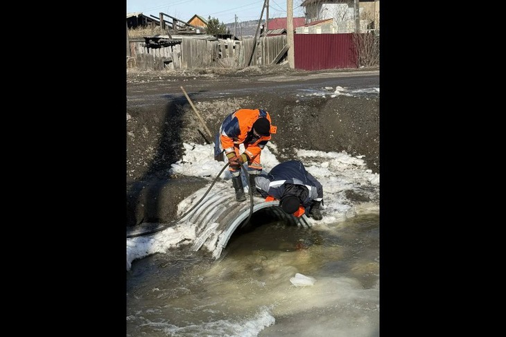 Последствия перемерзания водопропускных труб устранили на улице Курганской. Фото пресс-службы мэрии Иркутска