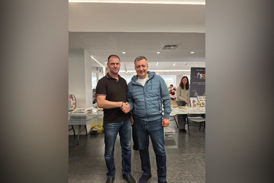 Денис Есин презентовал свою продукцию Игорю Кобзеву. Фото предоставлено компанией