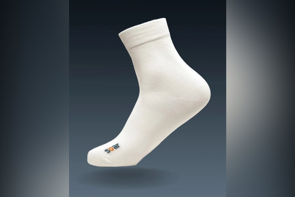 Белые высокие носки. Фото с сайта компании Soar