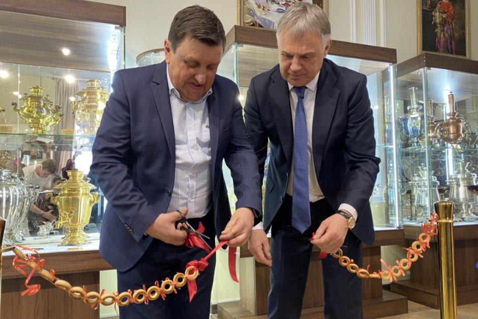 На открытии музея самоваров. Фото пресс-службы мэрии АГО