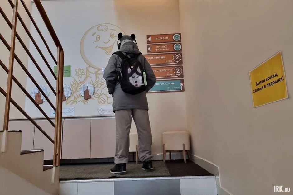 Поднимаемся в медкабинеты на втором этаже