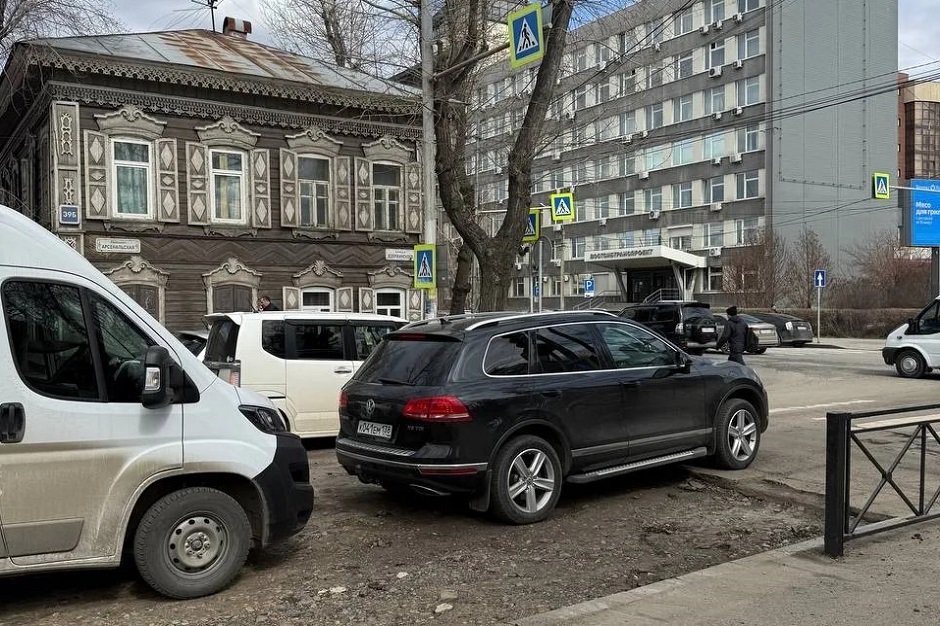 Проблемный участок дороги на Дзержинского. Фото Полины Калиниченко