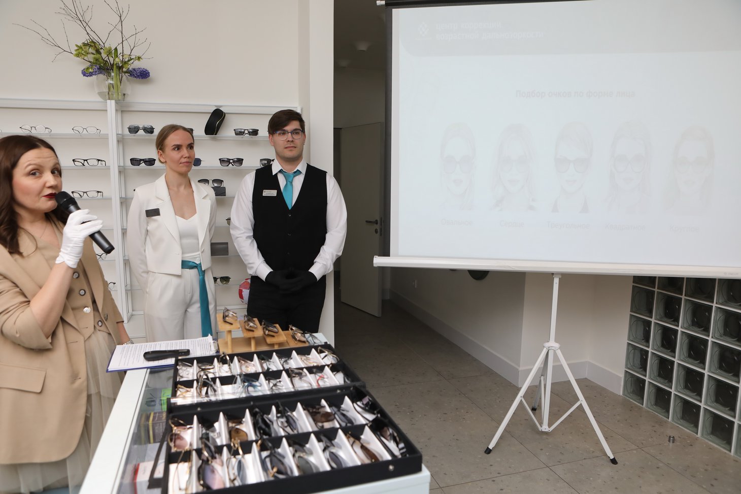 Специалисты помогут подобрать максимально подходящую оправу