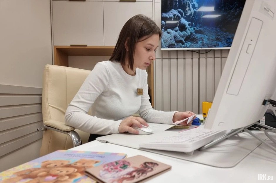 Администратор регистратуры работает в открытом пространстве