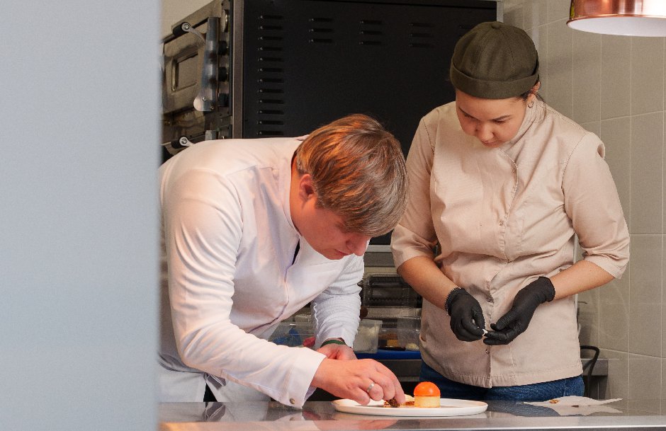 Поваров и кондитера Etika готовил Константин Полунин. Фото героев публикации