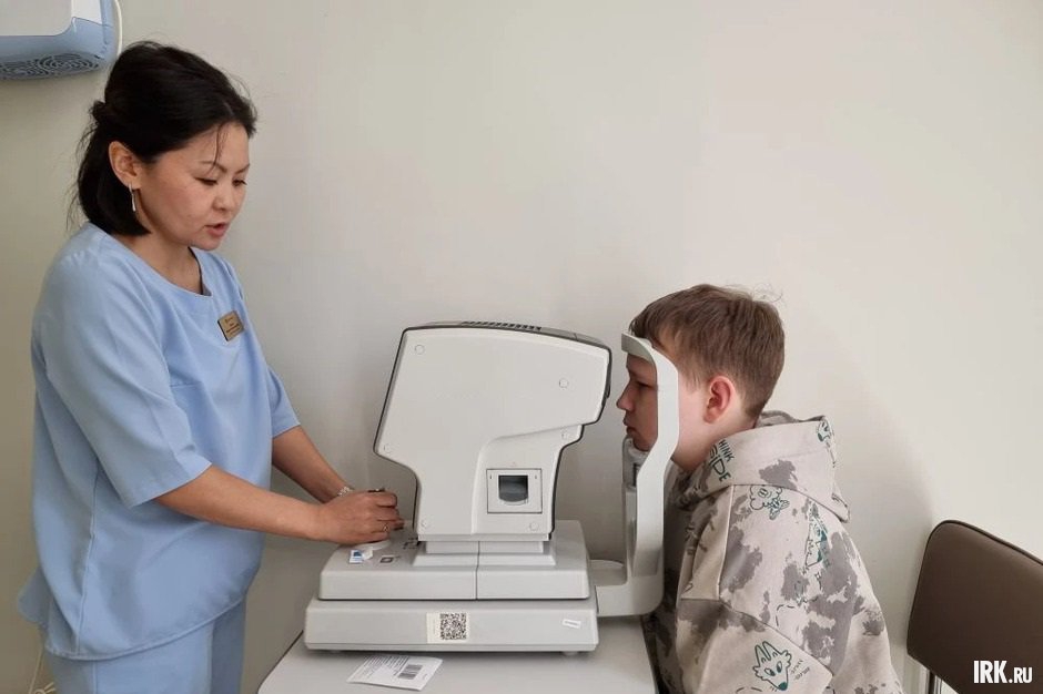 Специалист проверяет зрение и делает авторефрактометрию и биометрию