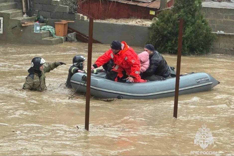 Спасение жителей. Фото пресс-службы ГУ МЧС России по Республике Дагестан Спасение жителей. Фото пресс-службы ГУ МЧС России по Республике Дагестан