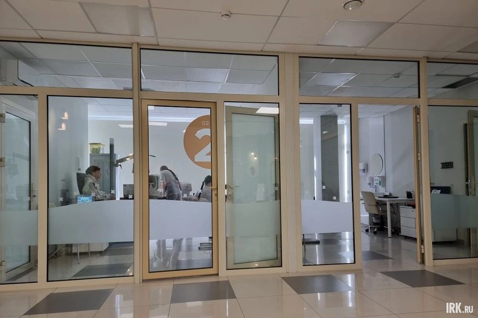 Одна из стен процедурного кабинета сделана из прозрачного стекла для комфорта родителей и детей