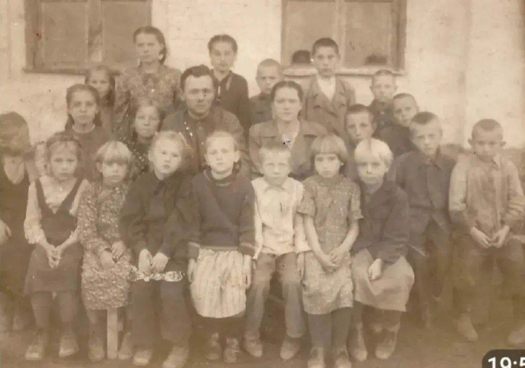 Матрена Сергеевна на общей фотографии. Первая в верхнем ряду слева.