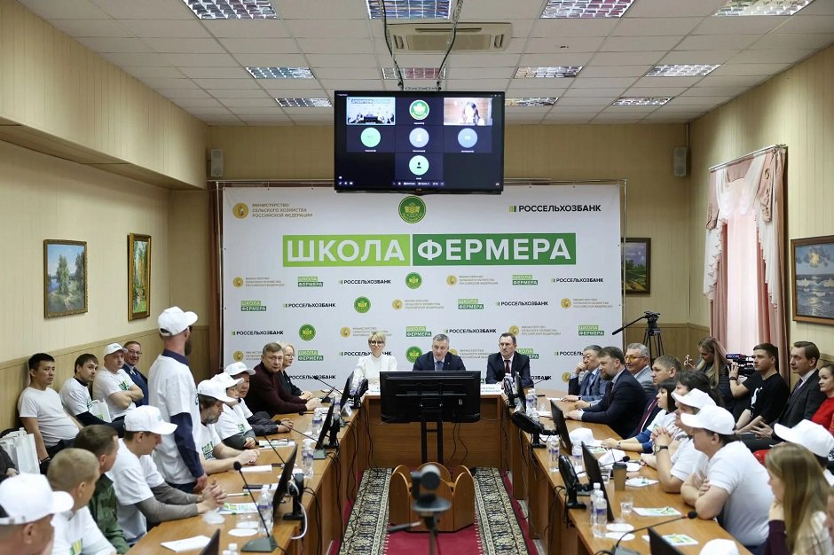 Михаил участвует в «Школе фермера». Фото пресс-службы правительства Иркутской области