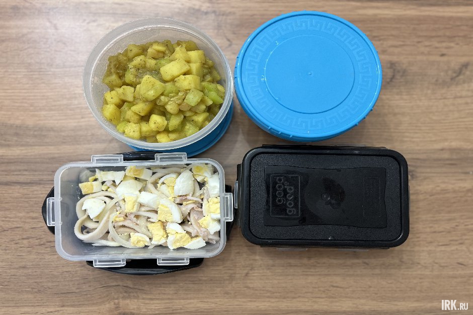 Один из моих обедов. Тушеный кабачок с курицей и салат из кальмаров и яиц