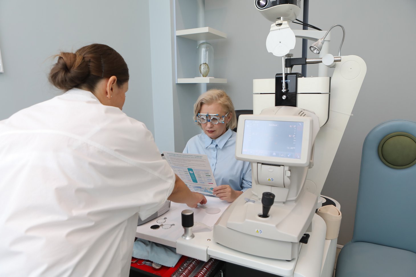 Диагностика проводится на самом современном оборудовании с оценкой состояния глазного дна, внутриглазного давления и индивидуальных зрительных привычек пациента