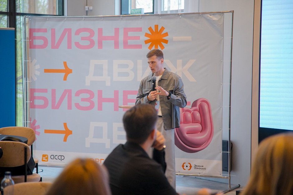 Спикер Никита Ковалёв: «Ресторан — это такое же производство, как колбасный цех. Всё, что происходит на промышленном уровне, уже происходит у вас на кухне. Просто масштаб меньше, а требования к точности выше» Спикер Никита Ковалёв: «Ресторан — это такое же производство, как колбасный цех. Всё, что происходит на промышленном уровне, уже происходит у вас на кухне. Просто масштаб меньше, а требования к точности выше»