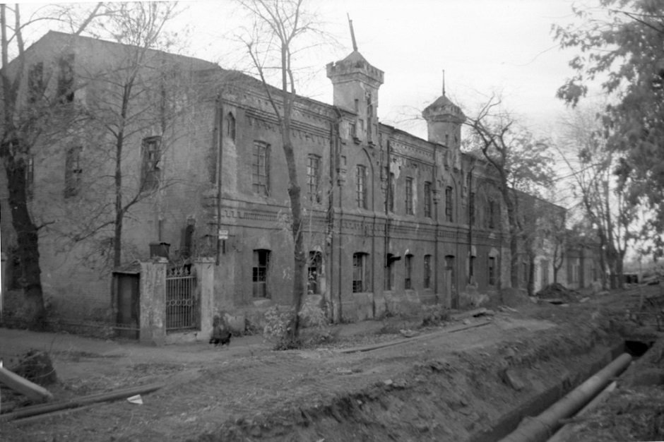 Здание «торговых бань» по улице Савиновской, ныне Гаврилова, 2. Фото 1994 года.
