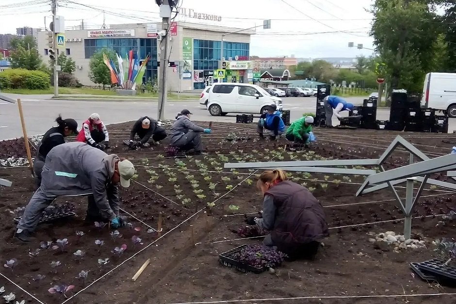 Специалисты высаживают цветы. Фото пресс-службы администрации Иркутска