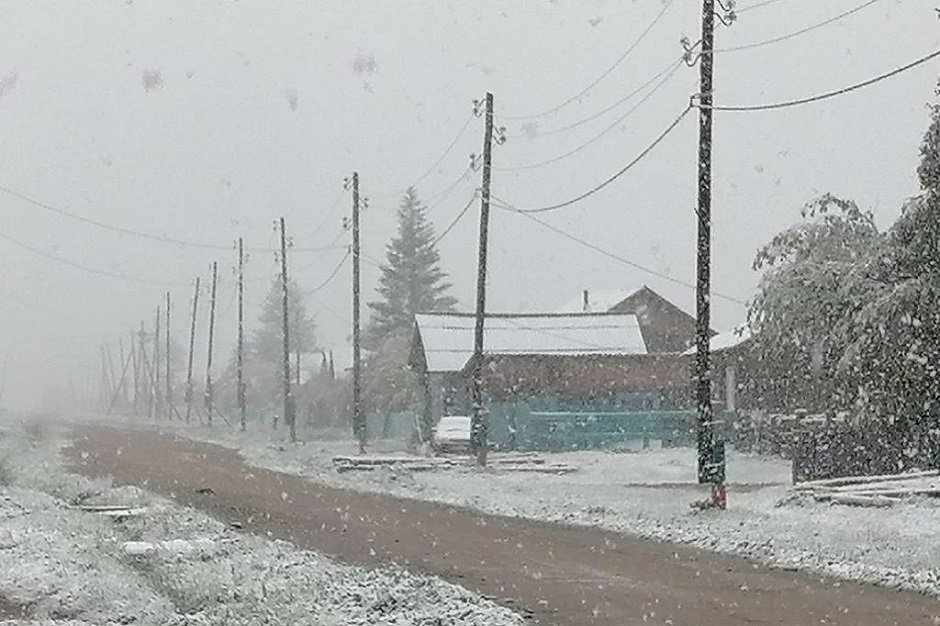 Снег в селе Менза. Фото Анастасии Арефьевой из соцсетей администрации Красночикойского округа